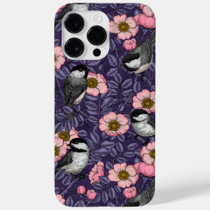 Chickadees i vilden ro vid rosa och violett
