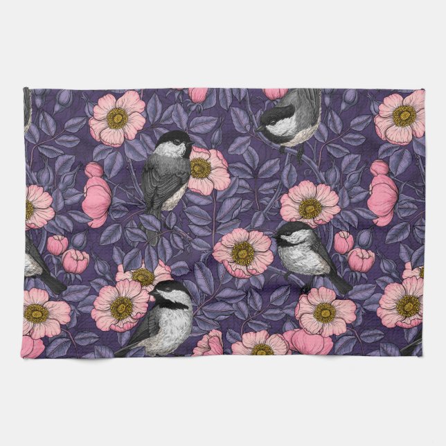 Chickadees i vilden ro vid rosa och violett kökshandduk (Horisontell)