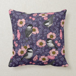 Chickadees i vilden ro vid rosa och violett kudde