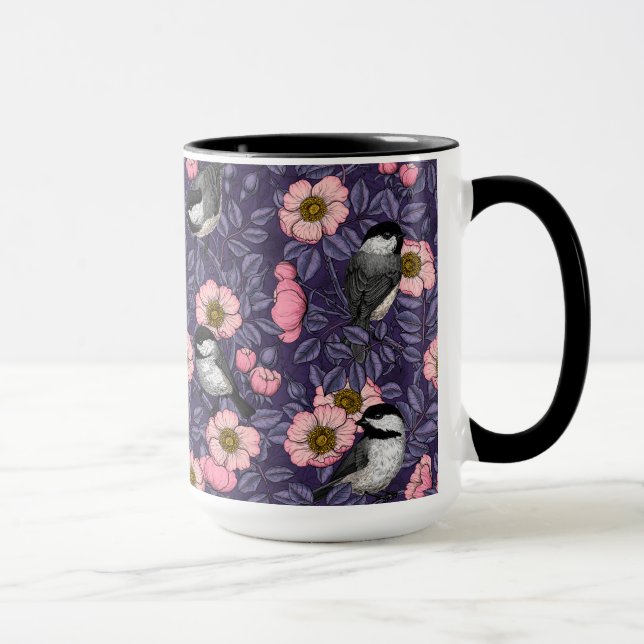 Chickadees i vilden ro vid rosa och violett mugg (Höger)