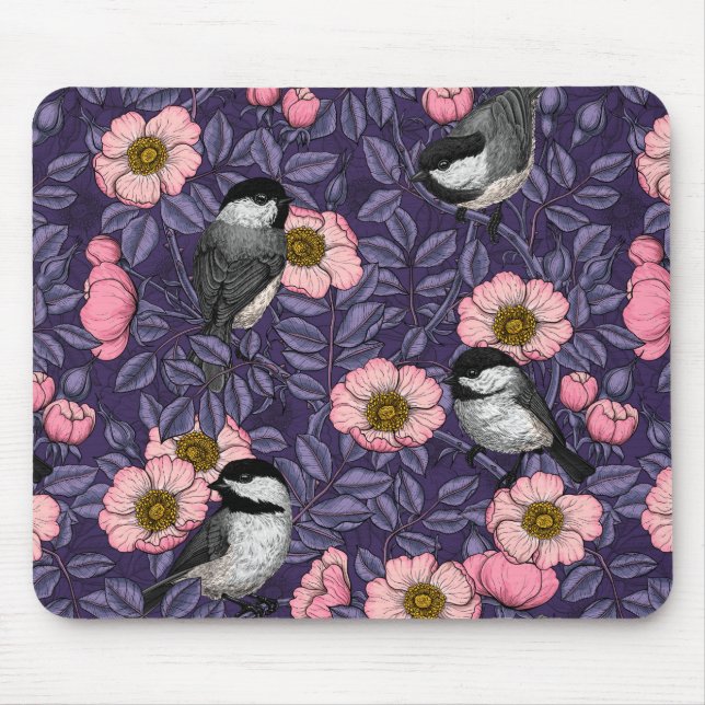 Chickadees i vilden ro vid rosa och violett musmatta (Framsidan)