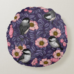 Chickadees i vilden ro vid rosa och violett rund kudde