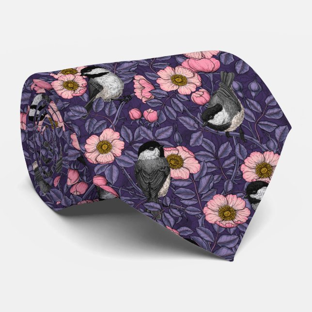 Chickadees i vilden ro vid rosa och violett slips (Rullad)