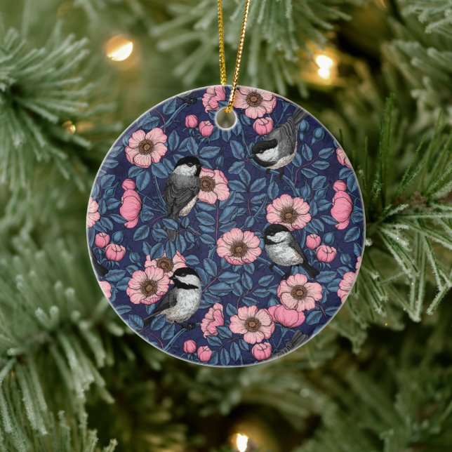 Chickadees in vild ro keramisk ornament (Träd)