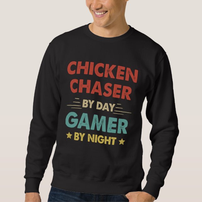 Chicken Chaser By Day Gamer By Night Lång Ärmad Tröja (Framsida)