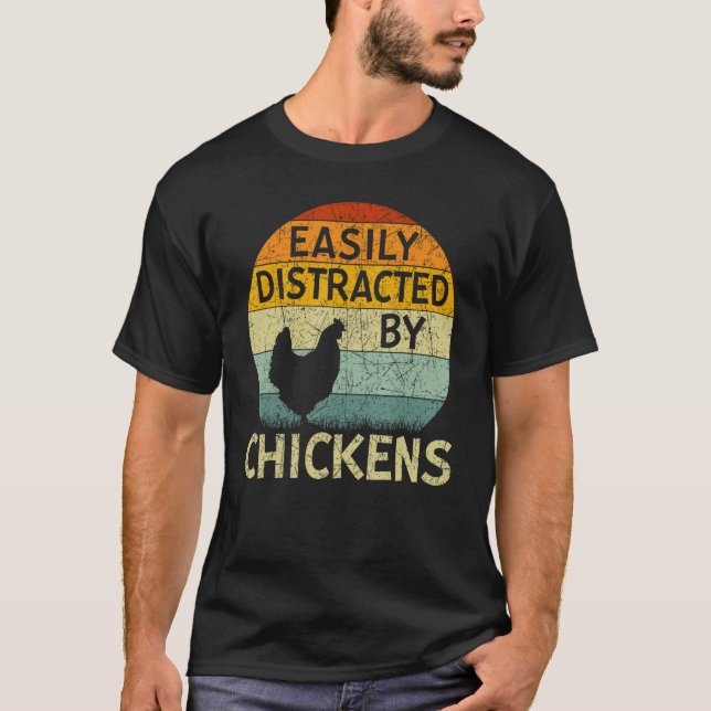 Chicken  Easily Distracted By Chickens T Shirt (Framsida)