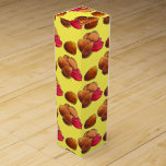 Chicken Nuggets med Ketchup Junk Food Foodie Presentask För Vinflaska<br><div class="desc">Utformningen innehåller en originalillustration av kycklingnuggetter med en ketchuplösning. Underbar för en födelsedagsfest, snabbmatsrestaurang eller skräppost som är fanatisk. Den här typen av kycklingnugget finns också på andra produkter. Det finns också många ytterligare livsmedelsdesigneringar från denna butik. Ser du inte vad du är tittar för? Behöver du hjälp med anpassning?...</div>