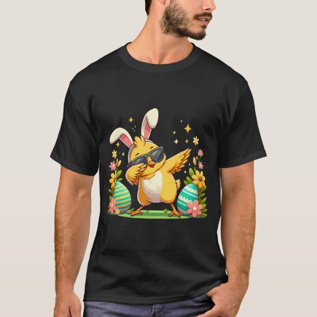 Chicken Påsk klädd som Bunny gömmande ägg Ba T Shirt (Framsida)