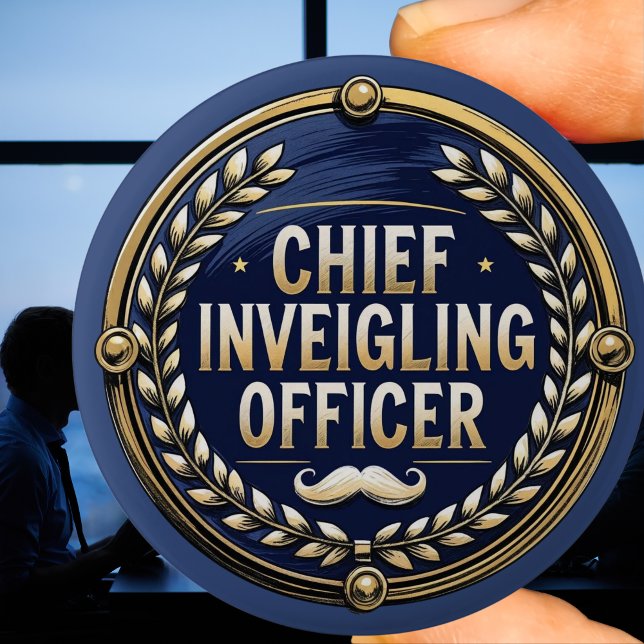 Chief Inveigling officer Funny Wordplay Clever Knapp (Skapare uppladdad)