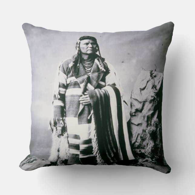 Chief Joseph (1840-1904) c.1880 (svart-vit foto) Kudde (Framsida)