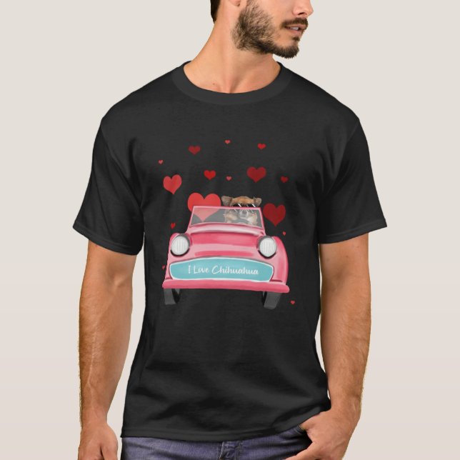 Chihuahua Dog Driving Car with Flying Hearts T Shirt (Framsida)