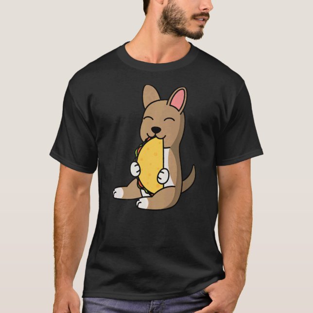 Chihuahua Eating a Taco Hund T Shirt (Framsida)