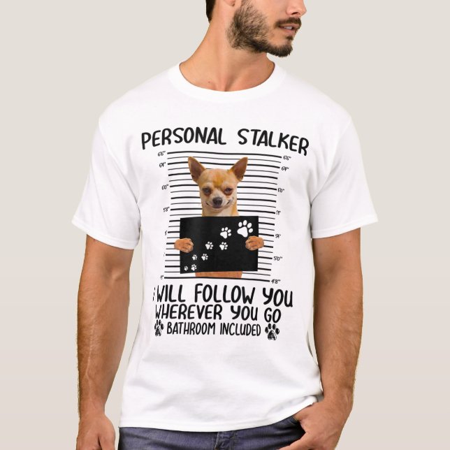 Chihuahua Hund Personal Stalker Funny T Shirt (Framsida)
