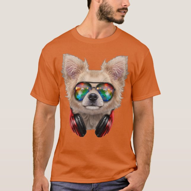 Chihuahua Hund som DJ på Space Sunglass och T Shirt (Framsida)