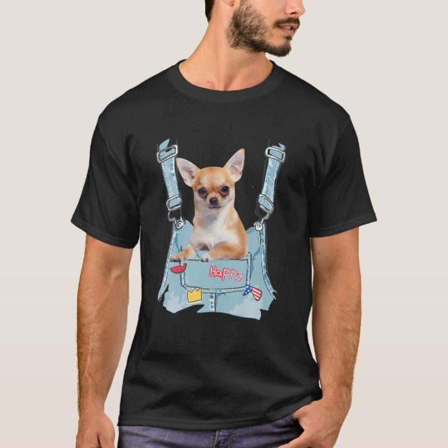 Chihuahua in Pocket 2 Strap Front overalls För man T Shirt (Framsida)