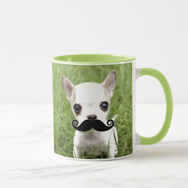 Chihuahua med rolig mustasch i trädgård mugg (Höger)