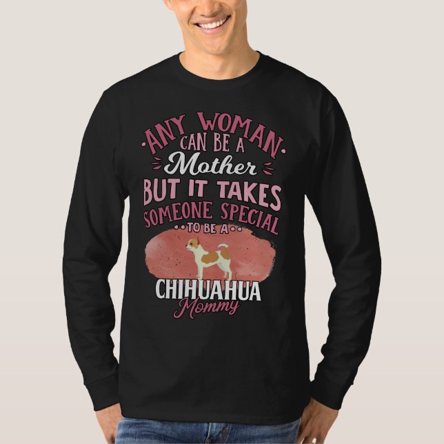 Chihuahua Mor, vilken kvinna som helst kan vara Mo T Shirt (Framsida)