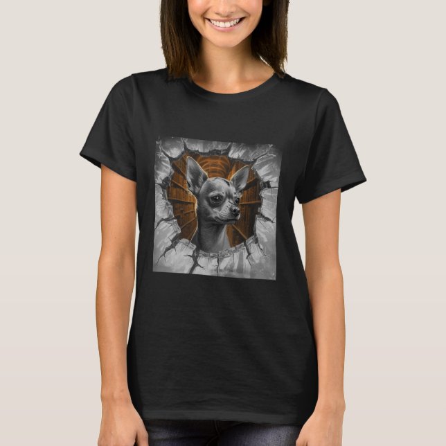 Chihuahua Peers Through A Grey Wooden Wall T Shirt (Framsida)