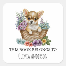 Chihuahua Puppy i Blommigt Basket Tillhören i Bok Fyrkantigt Klistermärke