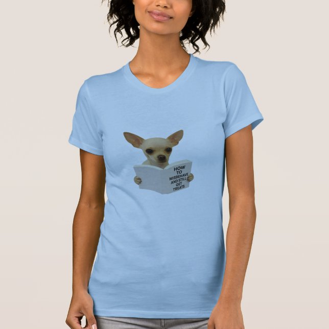 Chihuahua reading how to misbehave   t shirt (Framsida)