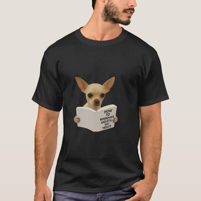 Chihuahua reading how to misbehave   t shirt (Framsida)