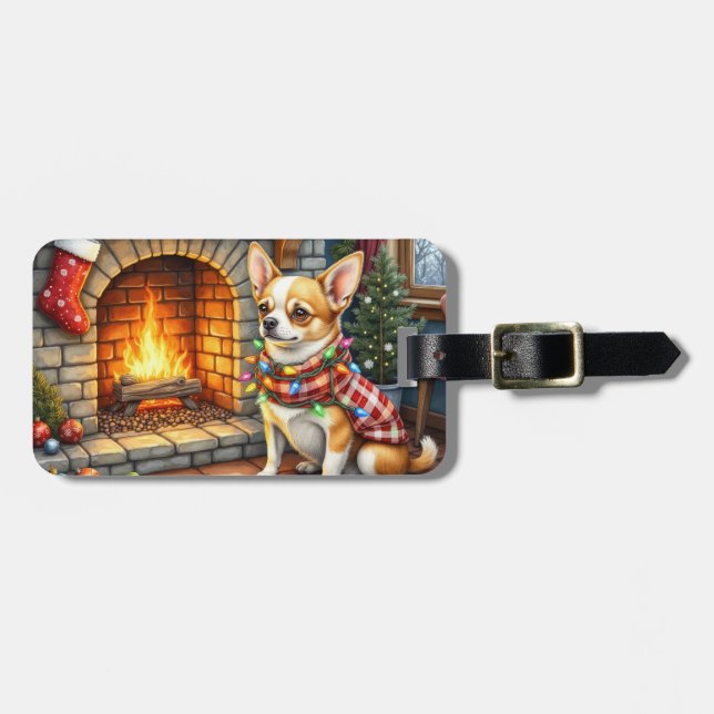 Chihuahua Sitting Fireplace with Christmas Lights Bagagebricka (Horisontell Framsida)