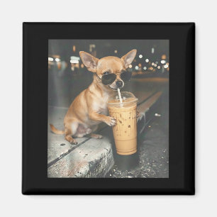 Chihuahua som dricker iskaffe rolig djur meme magnet
