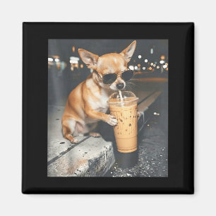 Chihuahua som dricker iskaffe rolig djur meme magnet