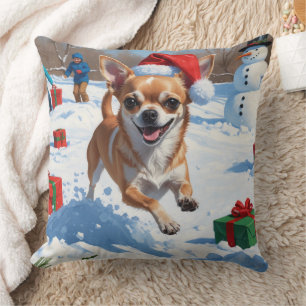 Chihuahua som springer i snö med julhatt kudde