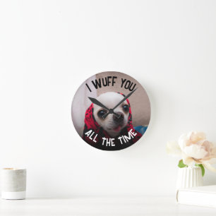 Chihuahua söt wuff om kärlek Valentine Anpassnings Rund Klocka