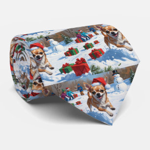 Chihuahua springer i snö med julhatt slips