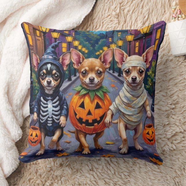 Chihuahua Trick-or-Treating in Halloween Costumes Kudde (Filt)