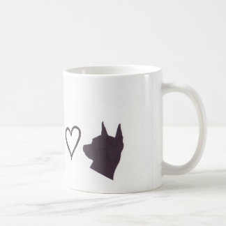 Chihuahuaen och minuten klämmer fast kärlek kaffemugg
