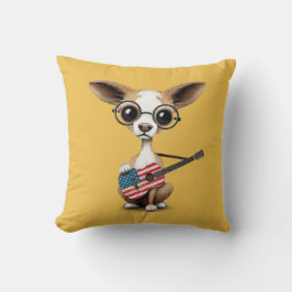 Chihuahuavalphund som leker amerikanska kudde
