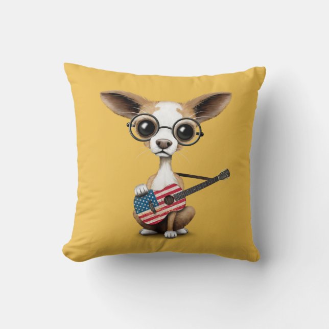 Chihuahuavalphund som leker amerikanska kudde (Framsida)
