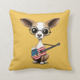 Chihuahuavalphund som leker amerikanska kudde