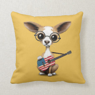 Chihuahuavalphund som leker amerikanska kudde