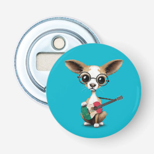 Chihuahuavalphund som leker den mexicanska flasköppnare