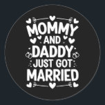 Child Giftermål Bröllop Bride Groom Mamma och papp Runt Klistermärke<br><div class="desc">Child Giftermål Bröllop Grode Mamma och pappa är bara Har gift</div>