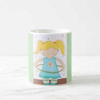Child playing with a hula hoop kaffemugg