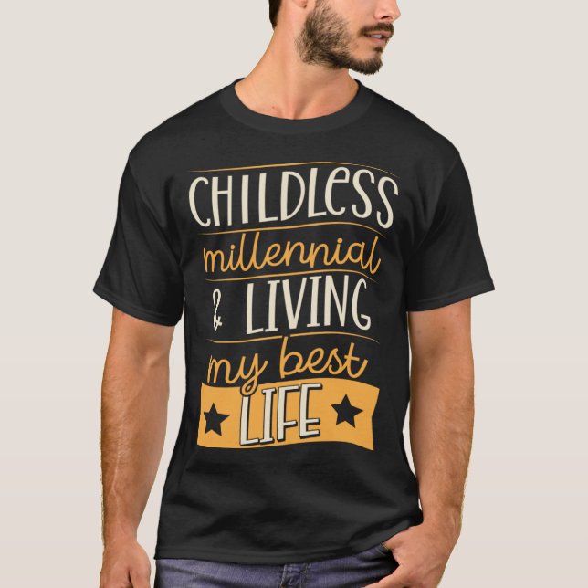 Childless Millennial And Living My Best Life T Shirt (Framsida)
