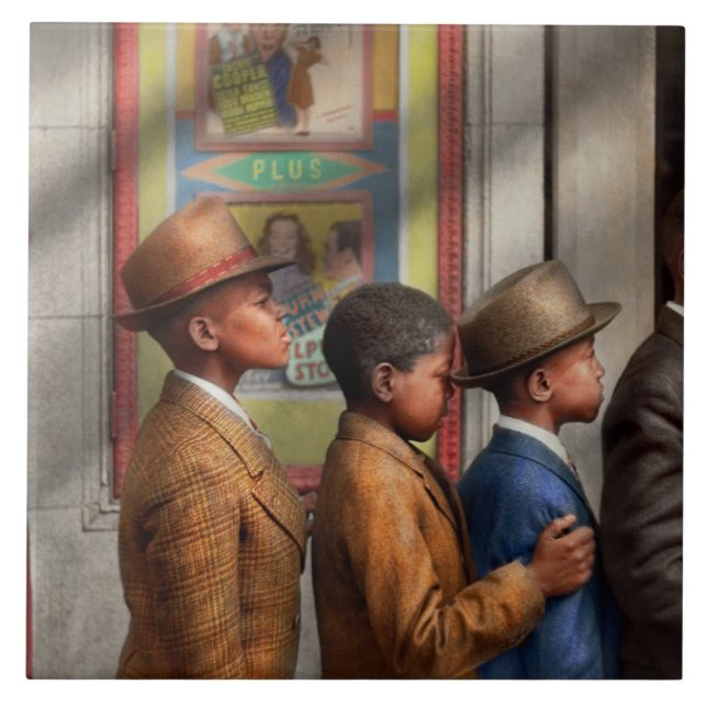 Children - In line to see a movie 1941 Kakelplatta (Framsidan)