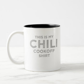 chili cookoff shirt Två-Tonad mugg