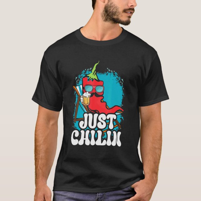 Chili With A Beer Just Chilin Hot Spicy Chili T Shirt (Framsida)