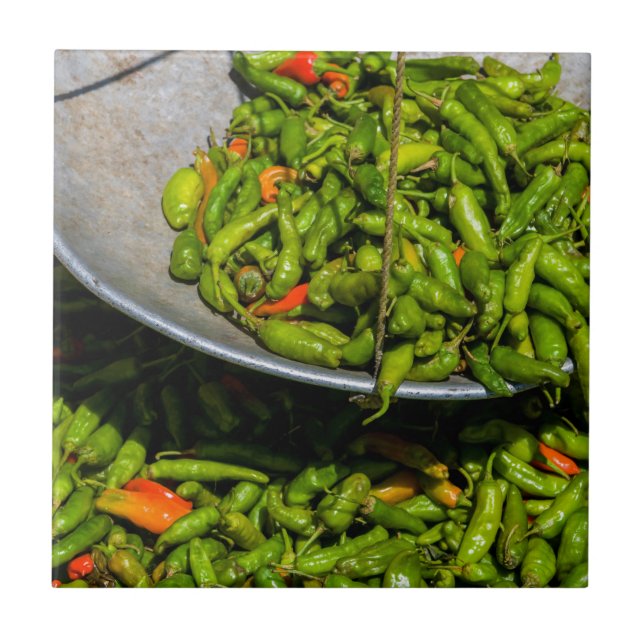 Chilies Till Salu På Marknad Kakelplatta (Framsidan)