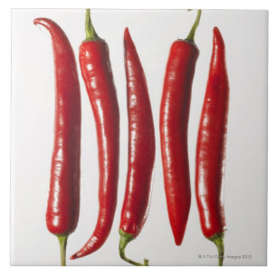 Chilipeppar i en ro kakelplatta