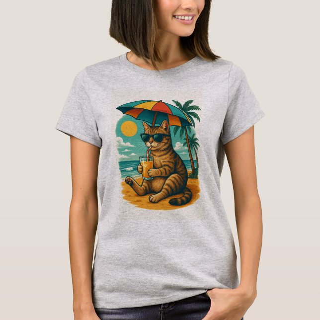Chill Cat with Juice – Summer Beach Vibes Tee (Framsida)