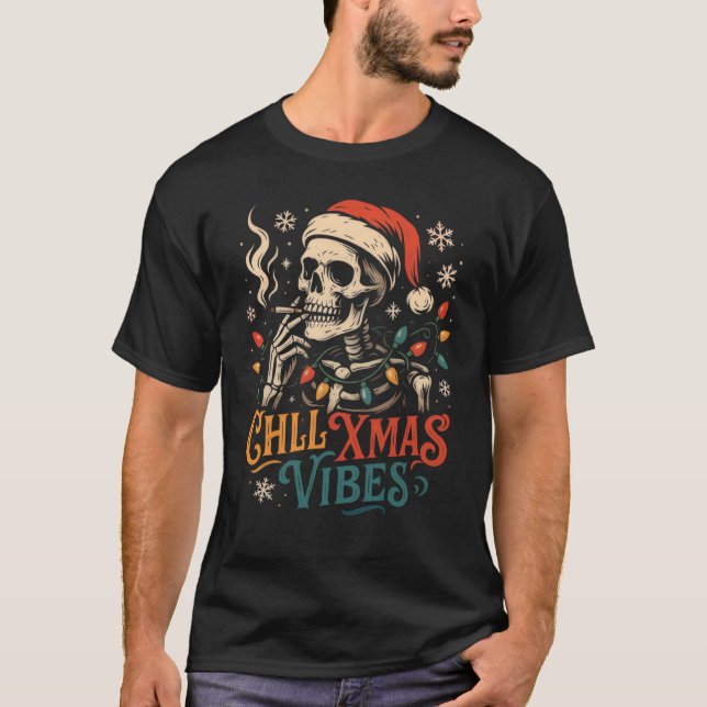 "Chill Julafton Vibes Skeleton Santa Smoking Coola T Shirt (Framsida)