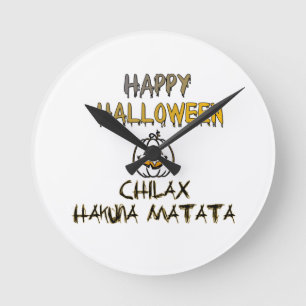 Chill och slappna av i insamlingen i Happy hallowe Rund Klocka