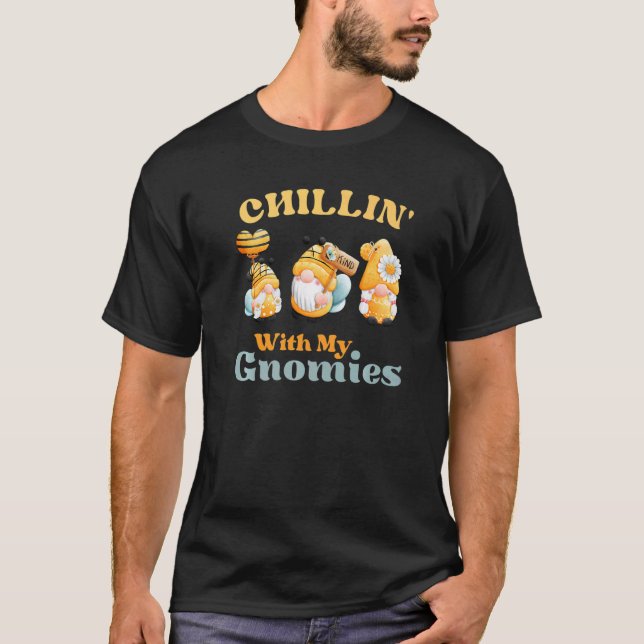 Chilla Med Mina Tomtar Trädgårdsgnomer Med Bin T Shirt (Framsida)